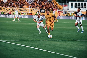 Julian Pauli behauptet vor einem Elversberger Stürmer den Ball.