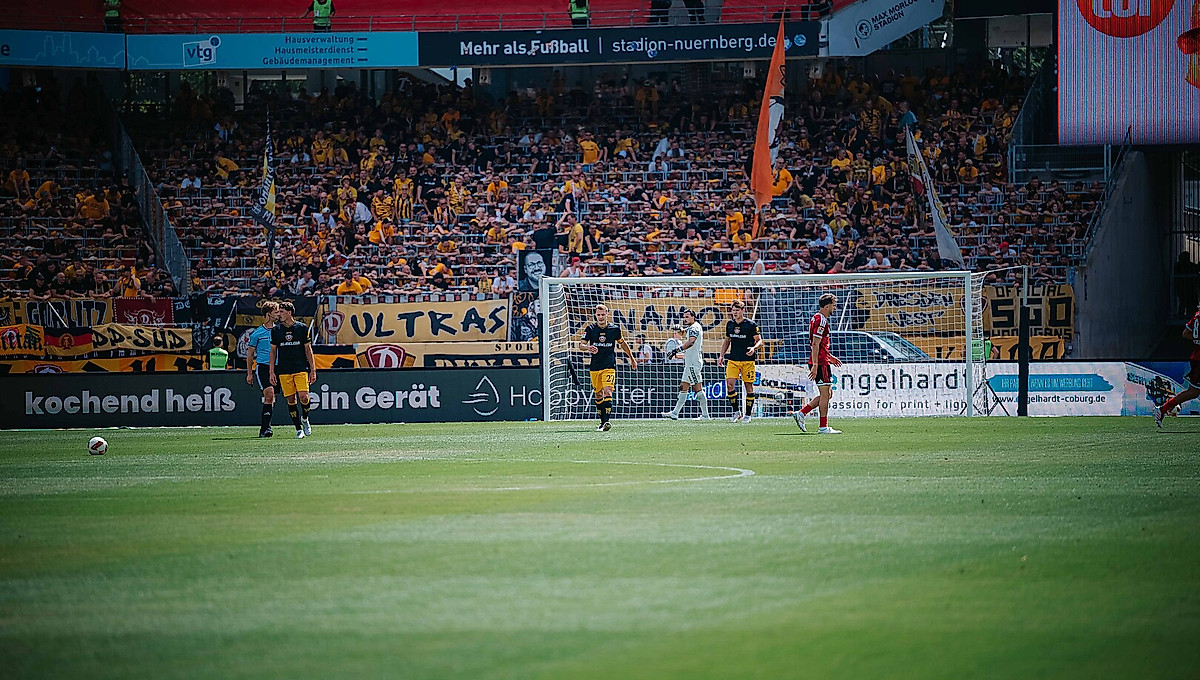Spielfeld im Max-Morlock-Stadion bei der Partie 1. FC Nürnberg gegen die SG Dynamo Dresden.