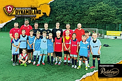 Eine Junioren-Trainingsgruppe mit Trainern.