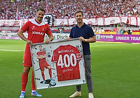 Ein stolzer Moment: 400 SC-Pflichtspiele für Günter. 