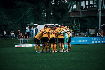 Die U21-Spieler im Kreis vor einem Spiel.