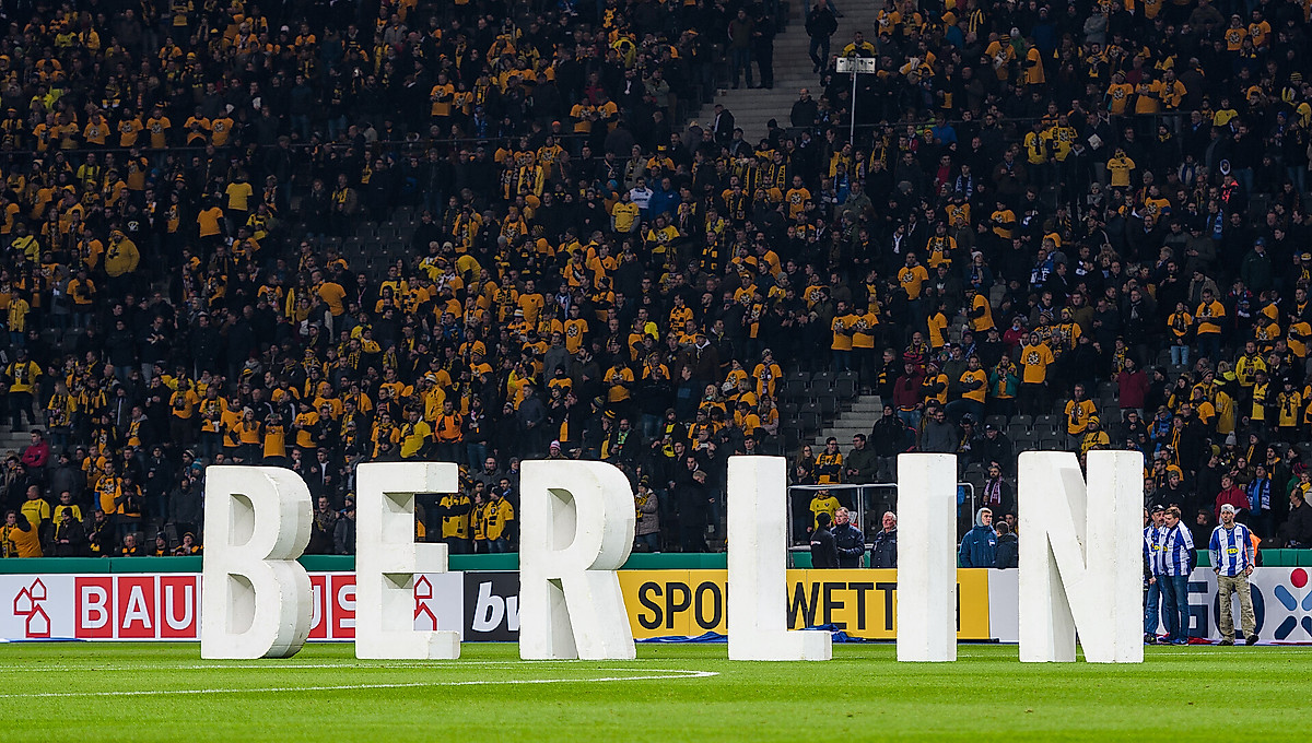 Auf dem Rasen des Olympiastadions stehen große Buchstaben-Aufsteller, die das Wort Berlin ergeben.
