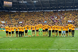 Nach dem Spiel feierte die Mannschaft gemeinsam mit den Fans vor dem K-Block.