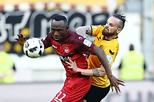 Modica kehrte nach seiner auskurierten Verletzung in die Startformation zurück - hier im Zweikampf mit Doppeltorschütze Zoua.