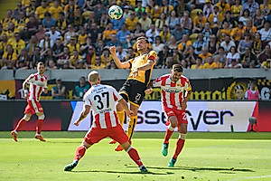 Florian Ballas im Luftduell. (Foto: SGD)