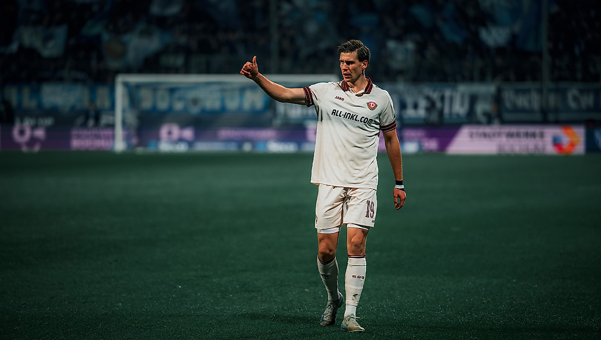 Alexander Rossipal zeigt den Daumen nach oben