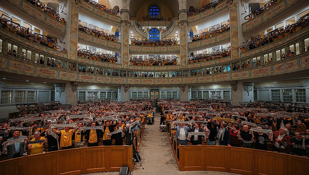 Kirchenraum der Dresdner Frauenkirche gefüllt mit Dynamo-Fans