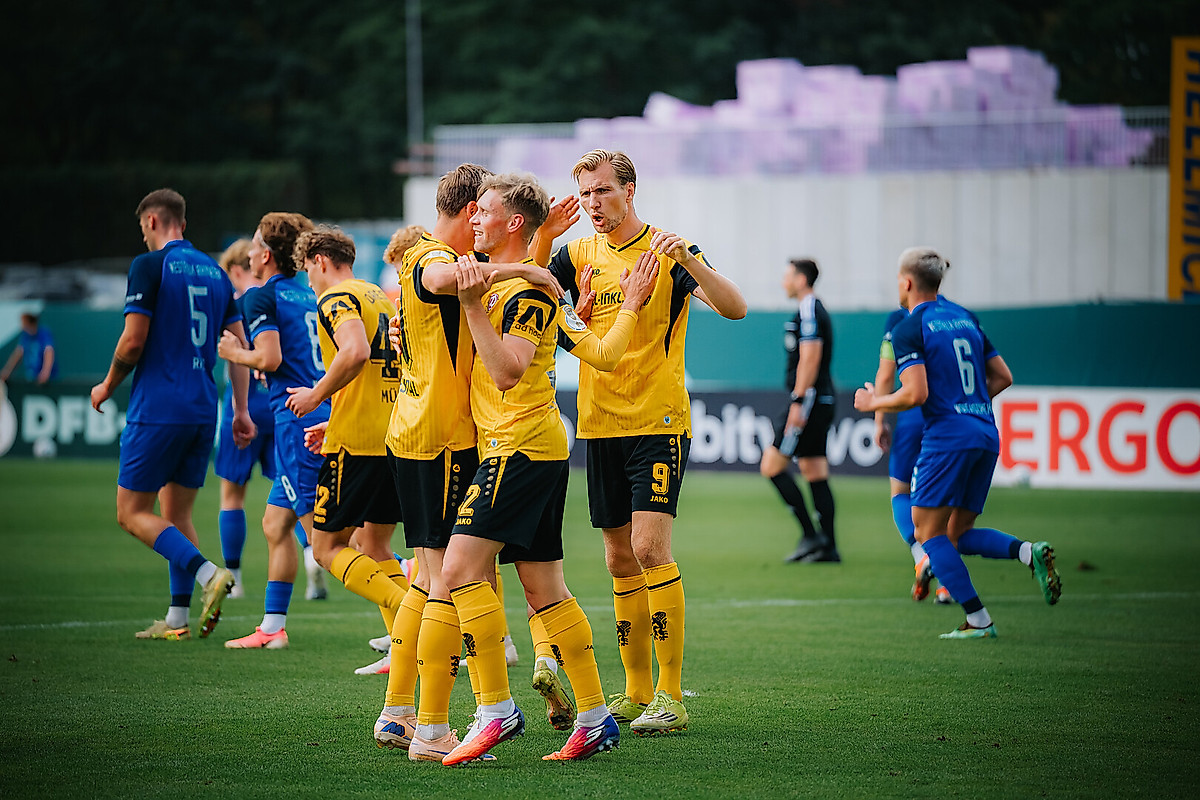 Dynamo-Spieler jubeln.
