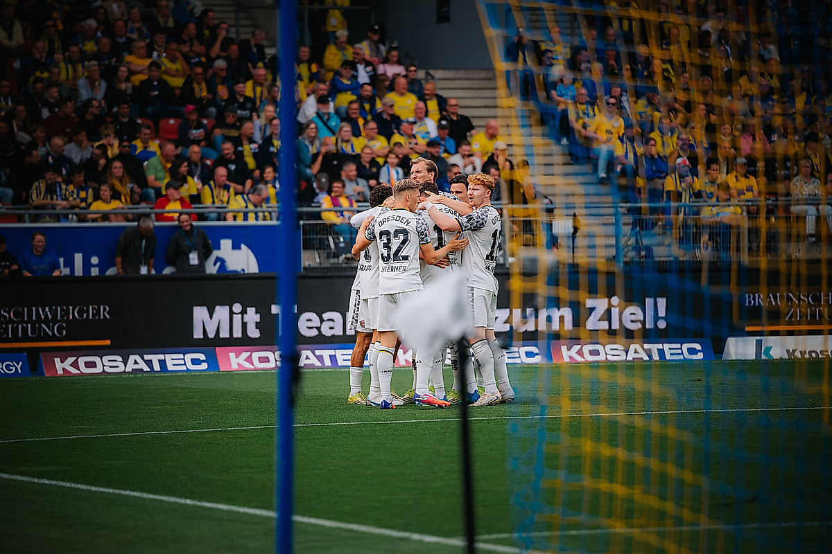 Dynamo-Spieler jubeln.