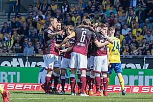 Gemeinsame Freude über den Führungstreffer. (Foto: Steffen Kuttner)