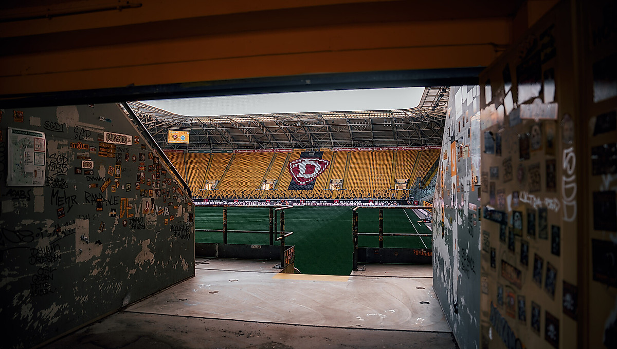 Der Blick aus der Eingangstür zum K-Block ins Rudolf-Harbig-Stadion.