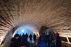 Eine Grupper Jugendlicher in einem Gewölbe