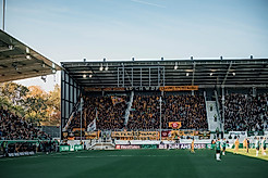 Gästeblock im Preußenstadion Münster gefüllt mit Dynamo-Fans.
