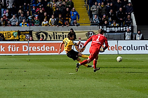 Pascal Testroet freut sich über seinen Treffer zum 2:0 gegen Fortuna Köln.