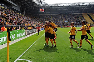 Die Jungs feiern das 1:0 von Hefele