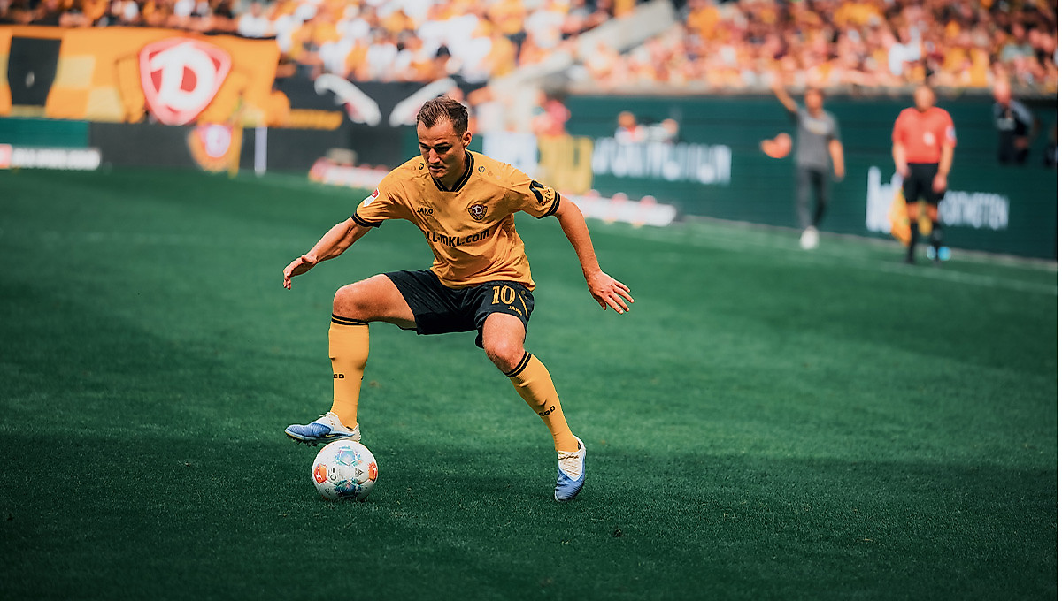 Jakob Lemmer im Ballbesitz bei dem Heimspiel gegen den 1. FC Magdeburg im Rudolf-Harbig-Stadion.