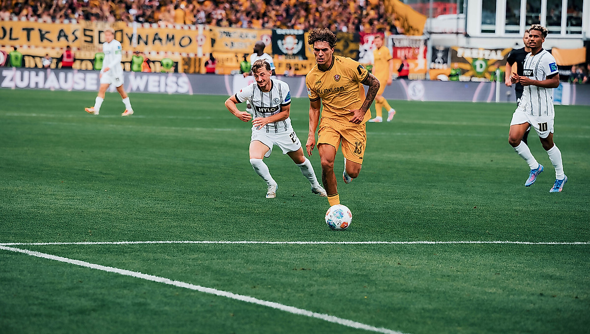 Julian Pauli behauptet vor einem Elversberger Stürmer den Ball.