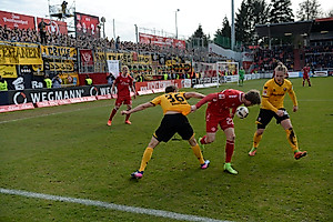 Niklas Hauptmann spielt Patrick Weihrauch im Strafraum aus