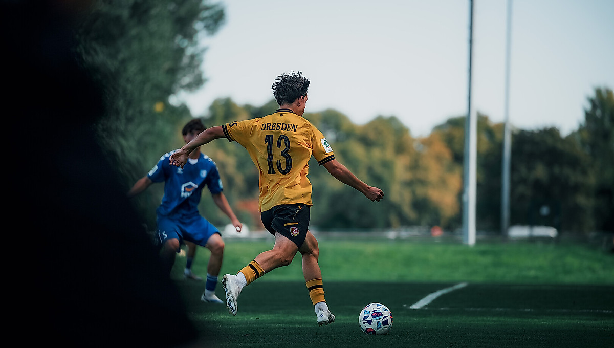 Ein Spieler der U19 beim Torschuss im Spiel gegen Magdeburg.