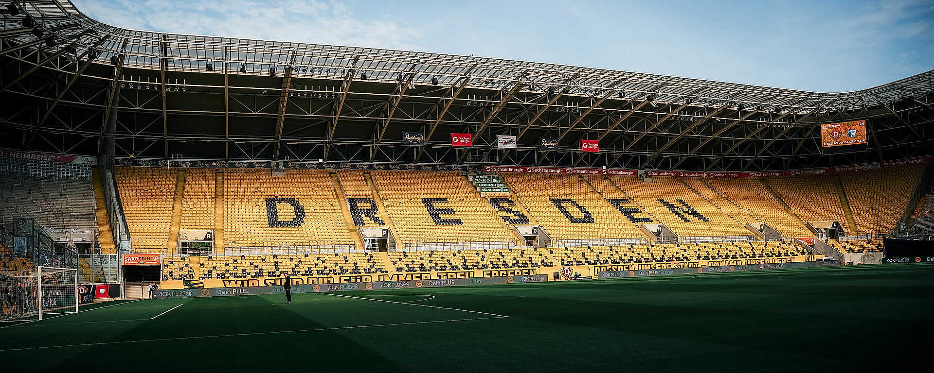 Die Westtribüne des Rudolf-Harbig-Stadions