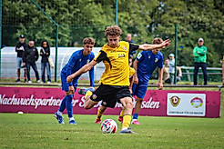Ein U17-Spieler beim Abschluss im Spiel gegen Carl-Zeiss Jena.
