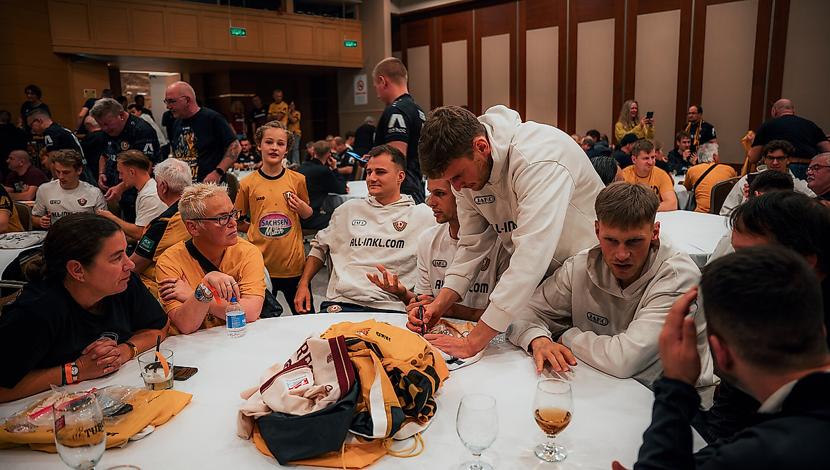 Spieler unterschreiben Fanartikel