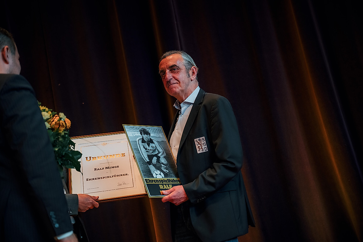 Ralf Minge mit der Urkunde als Ehrenspielführer.
