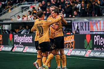 Die Jubeltraube der Mannschaft nach einem Tor.