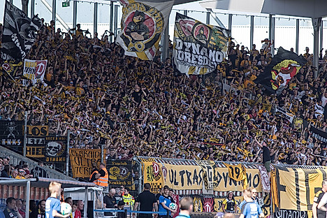 Fans von Dynamo Dresden im Gästeblock vom Eintracht-Stadion in Braunschweig