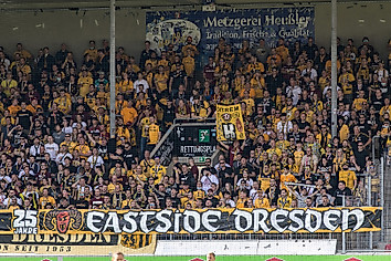 Gästeblock in der Heidenheimer Voith-Arena gefüllt mit Dynamo-Fans.
