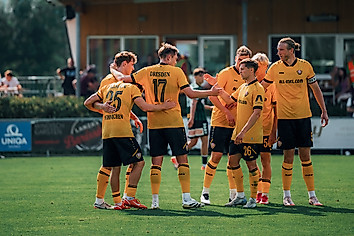 Die Spieler der SG Dynamo Dresden beim Jubel nach einem Tor.