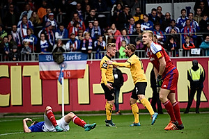 Torschütze Stefaniak und Assistgeber Eilers bejubeln das 1:0.