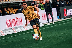 Claudio Kammerknecht spielt einen Pass.