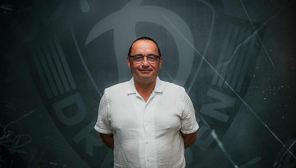 Steffen Illner vor dem Wappen der SGD.