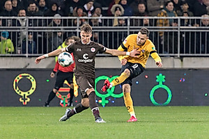 Schmidt zirkelt den Ball an Ostigard vorbei.