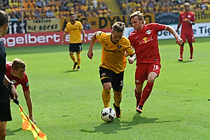 Duell der 10er - Marvin Stefaniak setzt sich gegen Leipzigs Emil Forsberg durch.
