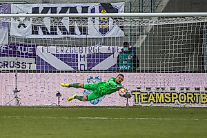 Kevin Broll vereitelt eine Torchance des FC Erzgebirge.