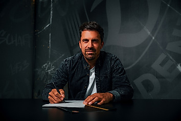 Dynamo-Cheftrainer Thomas Stamm unterschreibt seinen Arbeitsvertrag.