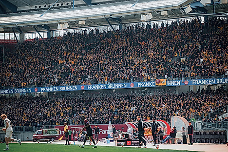 Der Gästeblock beim Auswärtsspiel von Dynamo Dresden in Nürnberg.