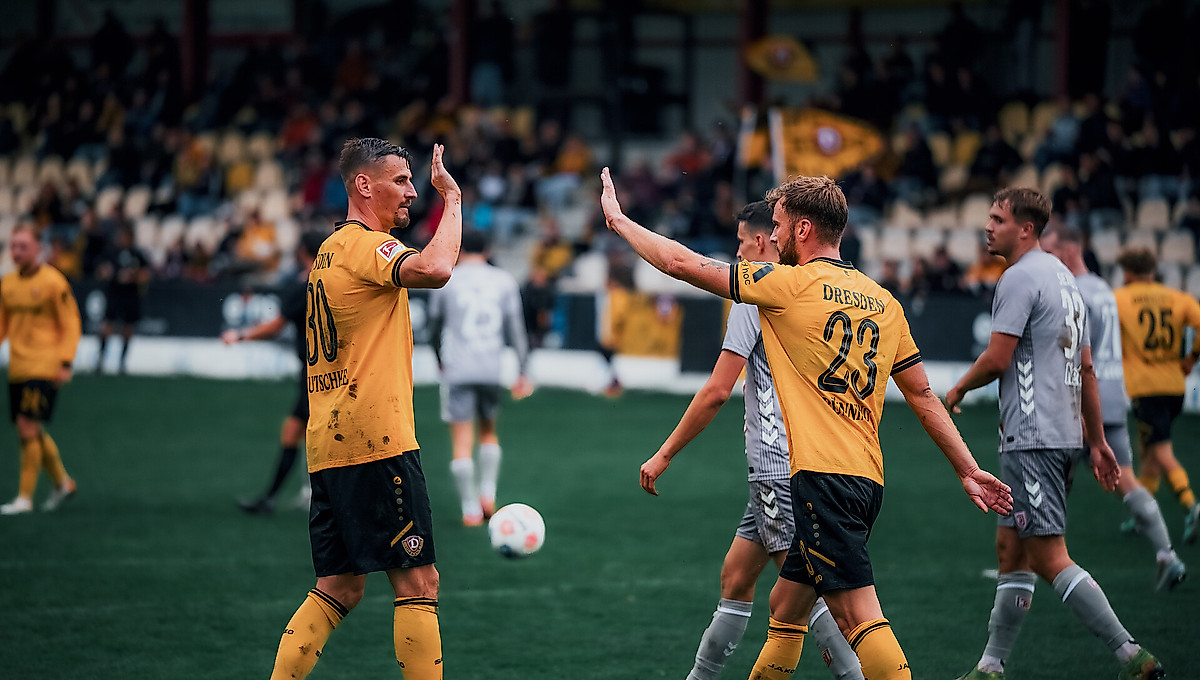 Stefan Kutschke und Lars Bünning klatschen sich ab.