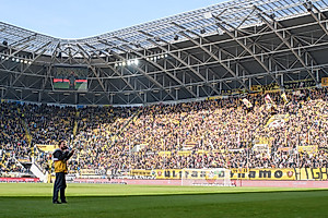 Capo "Supp" schwört die Dynamo-Fans auf's Spiel ein.