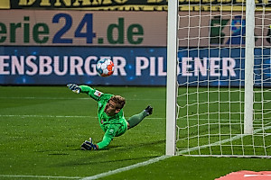 Broll pariert kurz vor der Pause den Strafstoß von Mühling. | Foto: Dennis Hetzschold 