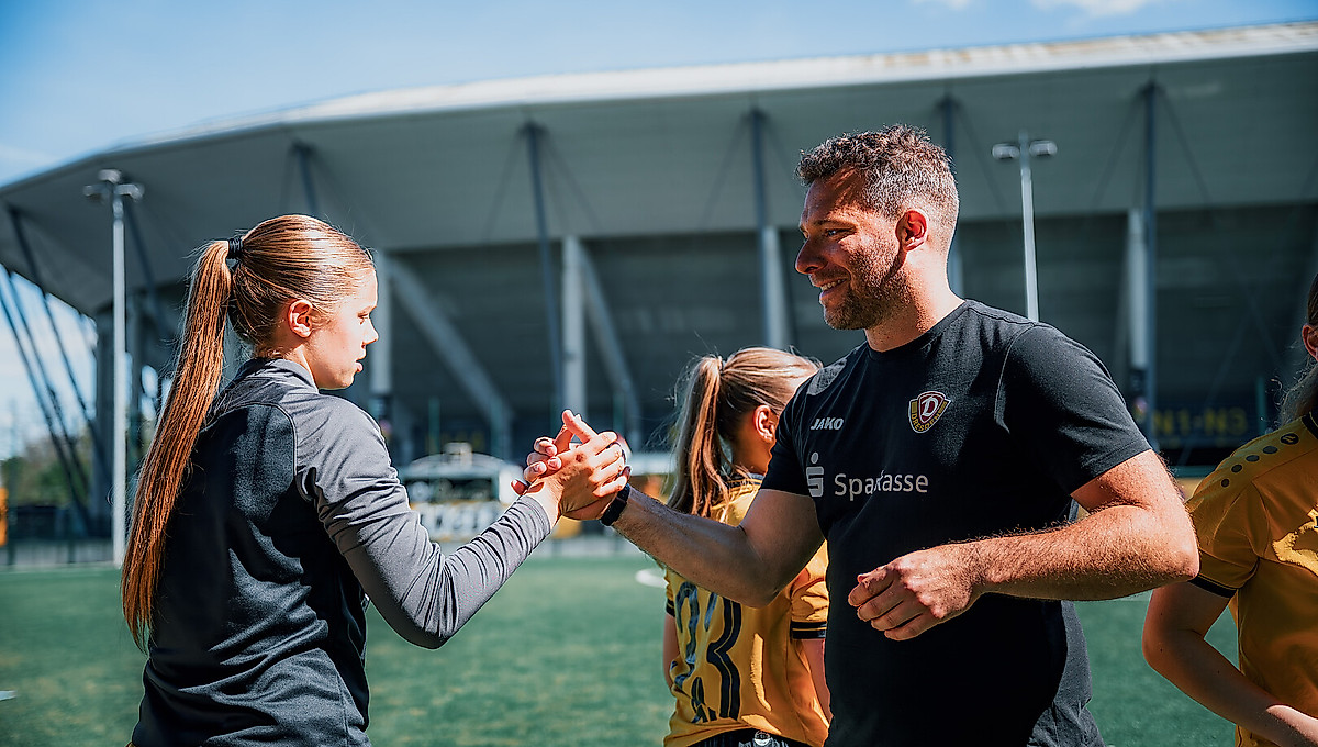 Frauen-Trainer René Müller beim Abklatschen mit einer Spielerin.