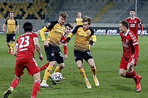 Weihrauch und Daferner versuchen die Lücke in der Hachinger Defensive zu finden. | Foto: Steffen Kuttner