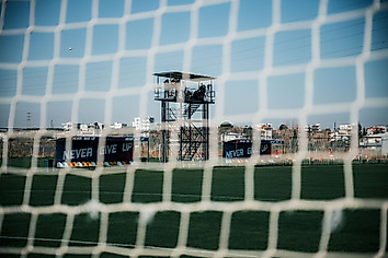 Die Trainerbänke des Never Give Up Football Centers im türkischen Lara.