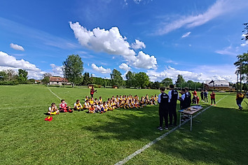 Kinder auf einem Fußballrasen
