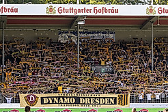 Der Gästeblock in der Voith-Arena Heidenheim gefüllt mit Fans von Dynamo Dresden