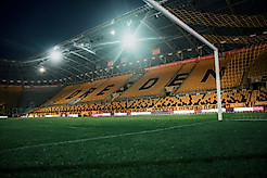 Das leere Rudolf-Harbig-Stadion bei Flutlicht.