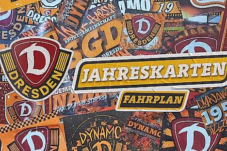 EIne Grafik mit der Aufschrift Jahreskarten-Fahrplan und Dynamo-Aufklebern im Hintergrund