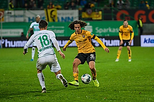Der eingewechselte Taferner versucht an Meyerhöfer vorbeizukommen.